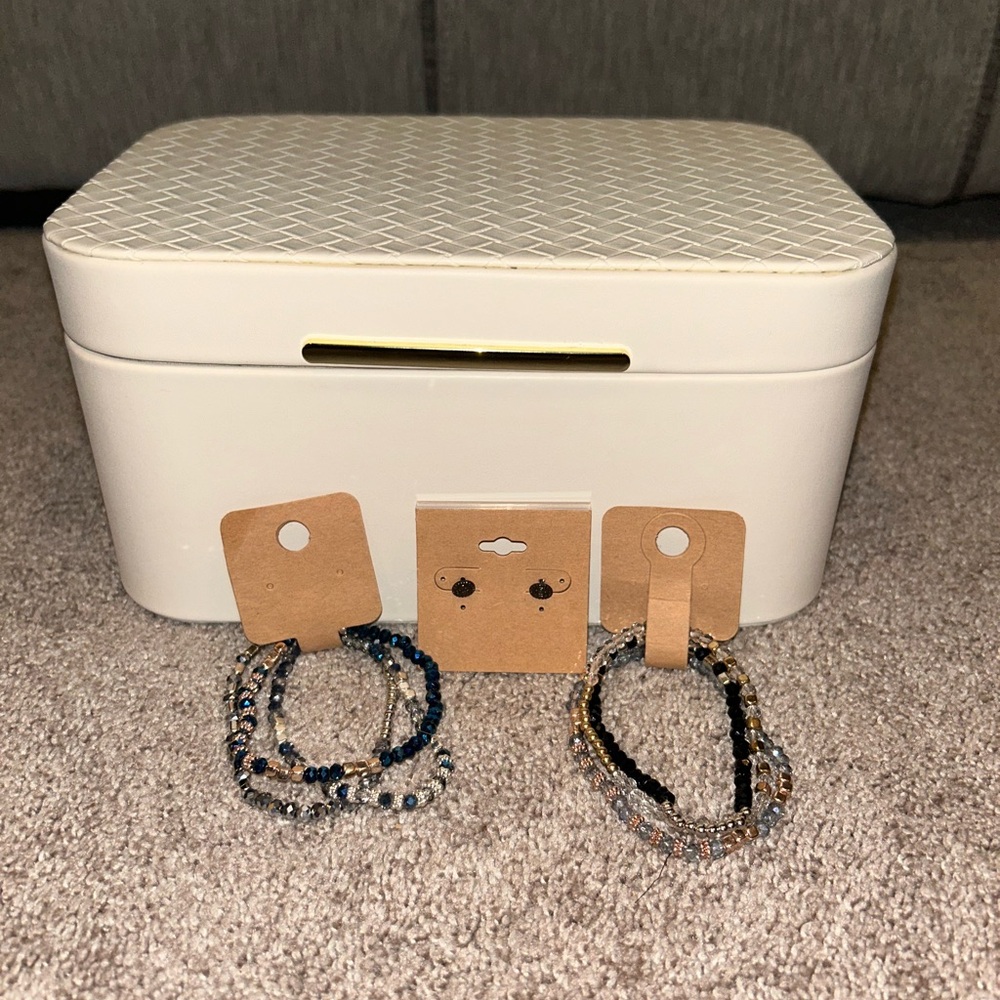 New Home/Travel Jewelry Organizer (Portable) with Jewelry Set - Gold & White